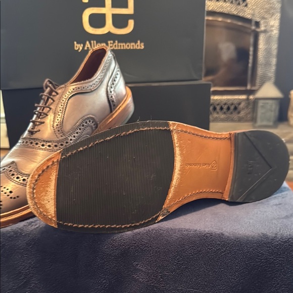 Allen Edmonds Men's Neumok 2.0 Brown Brogue Shoes - Picture 3 of 4